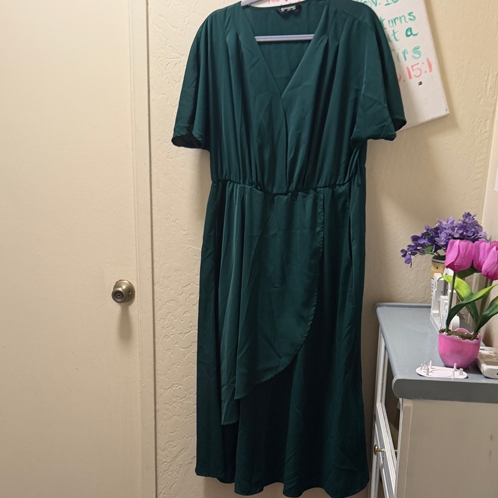 BloomChic Deep Green Midi Dress